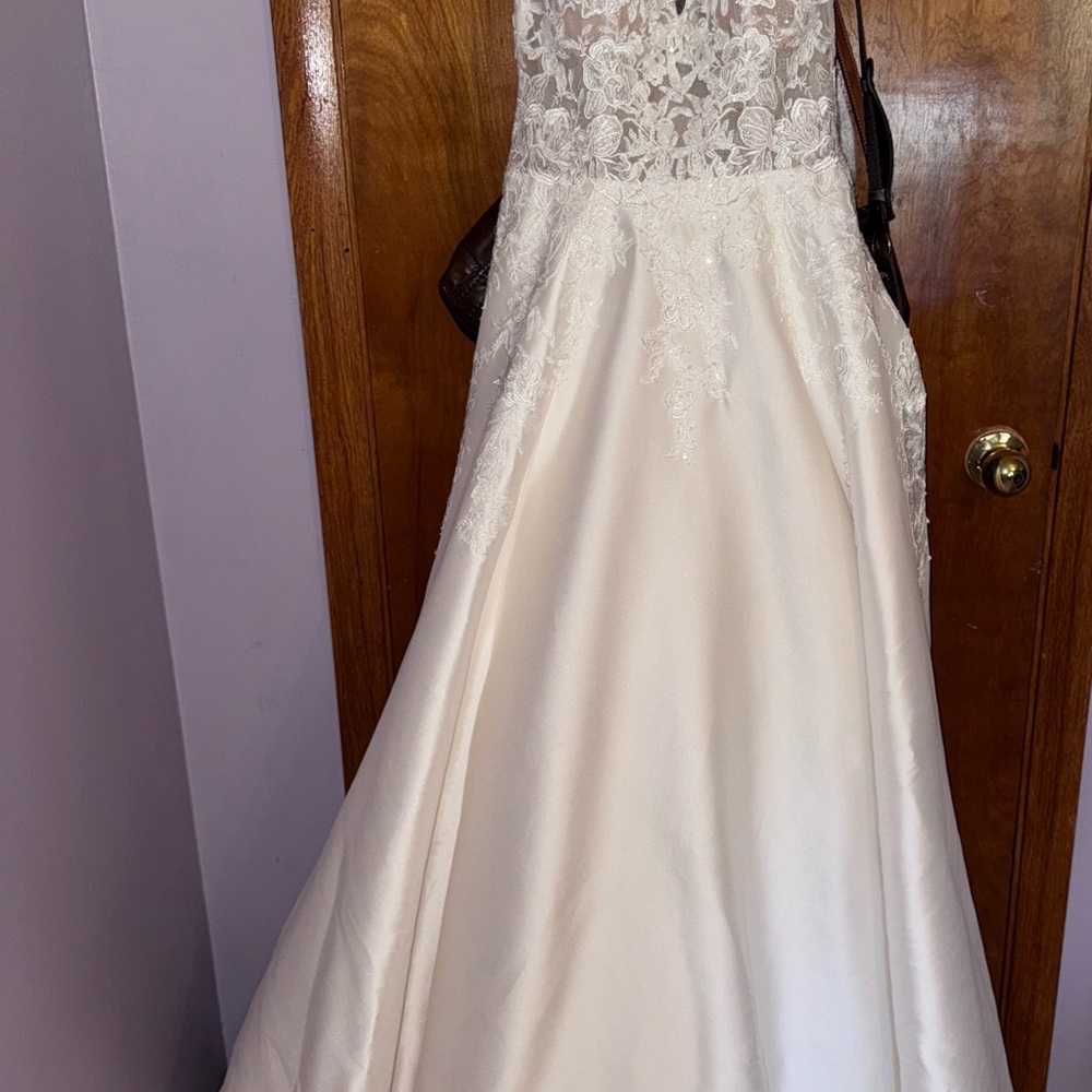 Elegant Cream Lace Wedding Dress